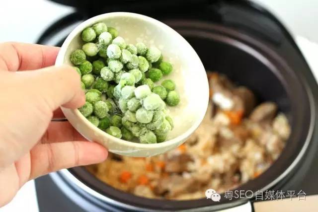 粤菜谱34期 电饭煲排骨焖饭的家常做法 香菇胡萝卜排骨饭 中国懒人食谱大全